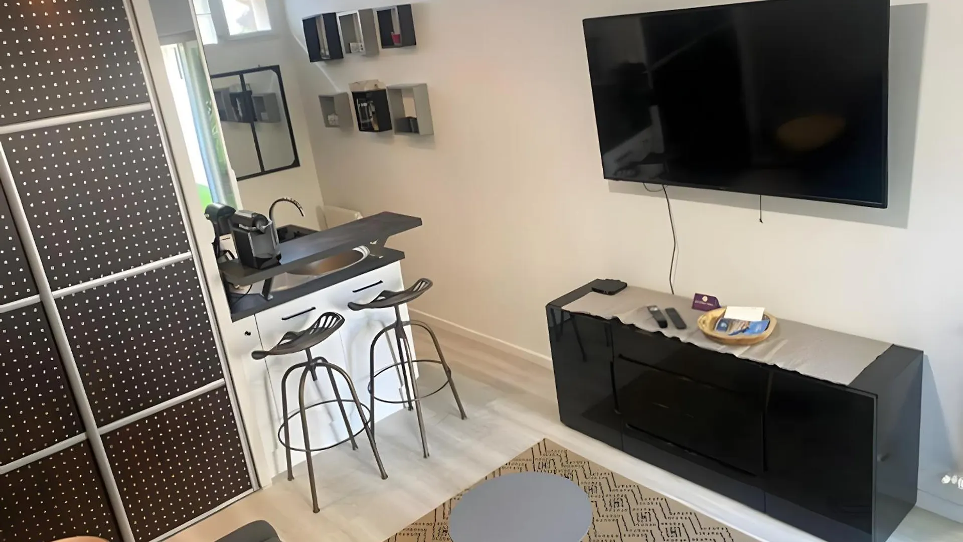 Tiny Modern Studio Next To Croisette With Ac Cannes Apartment